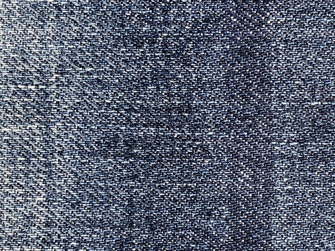 デニムオンデニムを現代的に着こなす - 作業着から洗練されたスタイルへの進化